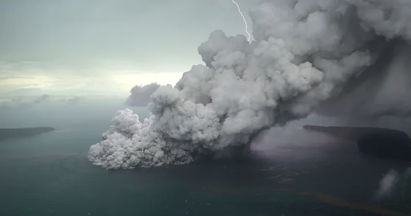 İndoneziyada Anak Krakatau vulkanı yaxınlığında beş jurnalist itkin düşüb