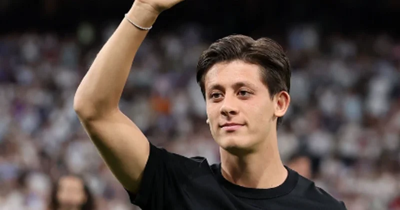 Arda Güler Çempionlar Liqasının xüsusi mükafatını Fiqodan aldı