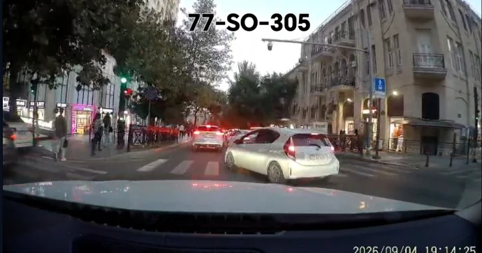 Özünü ağıllı sayan sürücü digər maşının yolunu kəsib qırmızı işığa saldı VİDEO