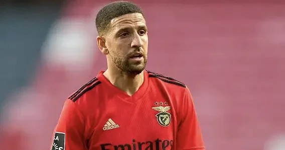 “Milan” və “Benfika”nın sabiq futbolçusu butslarını mismardan asdı