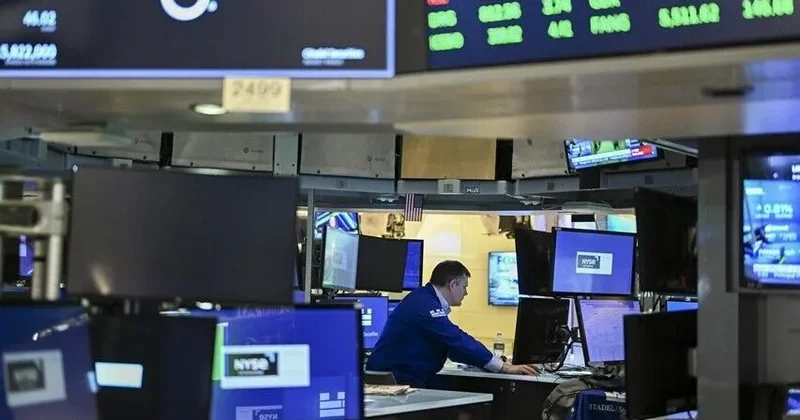 Qlobal bazarlar süni intellekt optimizmi ilə Yaxın Şərq riskləri arasında yönləndirmə axtarır