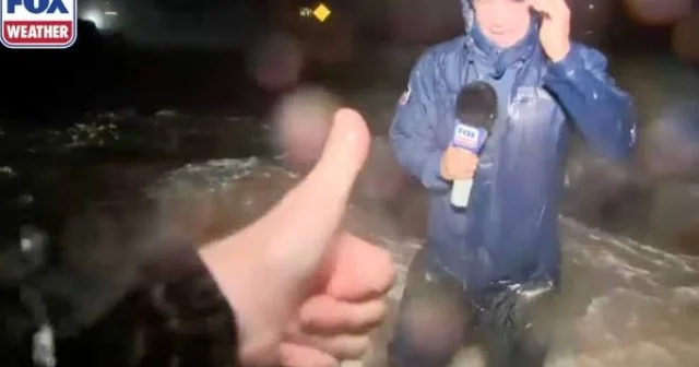 Qasırğadan reportaj hazırlayan müxbiri və operatoru dalğalar uddu VİDEO