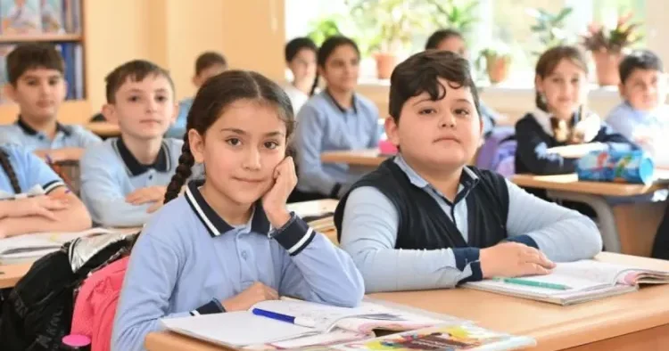 Məktəblilər belə oturmalıdır Ortopeddən VACİB XƏBƏRDARLIQ