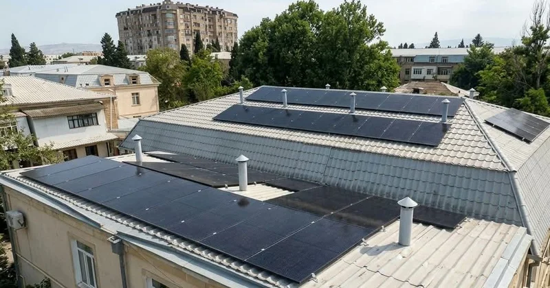 30 auditoriyanı 10 saat fasiləsiz işıqlandıracaq yaşıl enerji ATU da ilk günəş paneli sistemi quruldu
