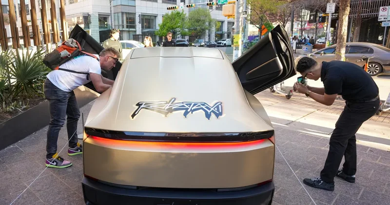 Tesla Cybercab da sükan və pedalların olmamasına baxmayaraq əl ilə idarəetmə mövcuddur