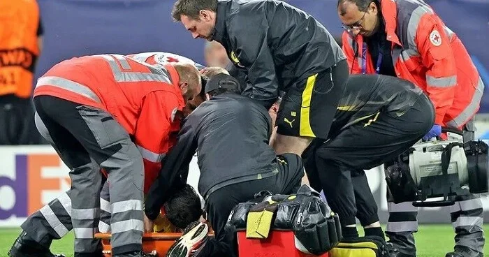 ÇL in oyununda məşhur futbolçunun halı pisləşdi Video