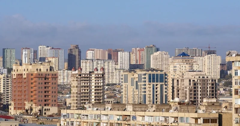 Bakıda binaların fasadları güclü küləyə davamlıdırmı? Memardan AÇIQLAMA