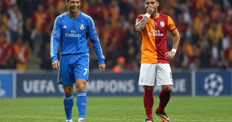 Uesli Sneyder Ronaldonun hədiyyə etdiyi formanı satır FOTO