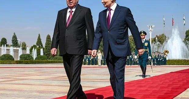 Putin Düşənbədə Tacikistan Prezidenti ilə görüşüb