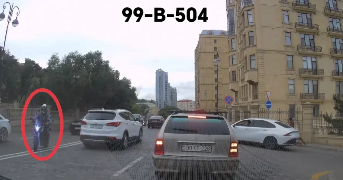 Yolunu qısaldan moto kuryer qoşa xəttdən dönüb qayda pozdu VİDEO