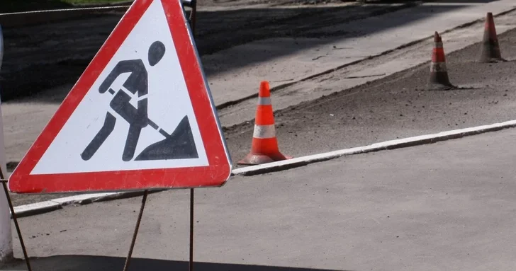 Ежедневные пробки: земляные работы на Бинагадинском шоссе осложнили движение транспорта