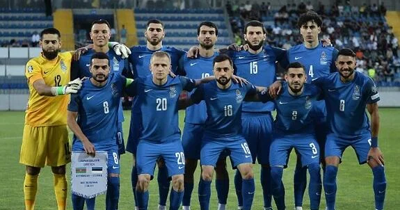 Futbolçularımızın Paris gəzintisi Foto