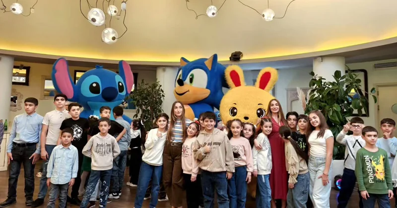 Arzu və Alena Əliyevalar uşaqları sevindirdi Video