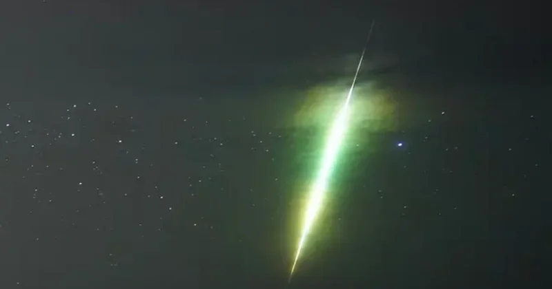 Böyük Britaniya səmasında yaşıl meteorit partladı MARAQLI GÖRÜNTÜLƏR
