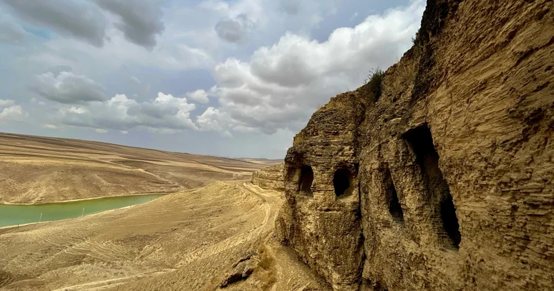 Keçmişin izləri əhəngdaşı divarlarda Nərimankənd mağaraları