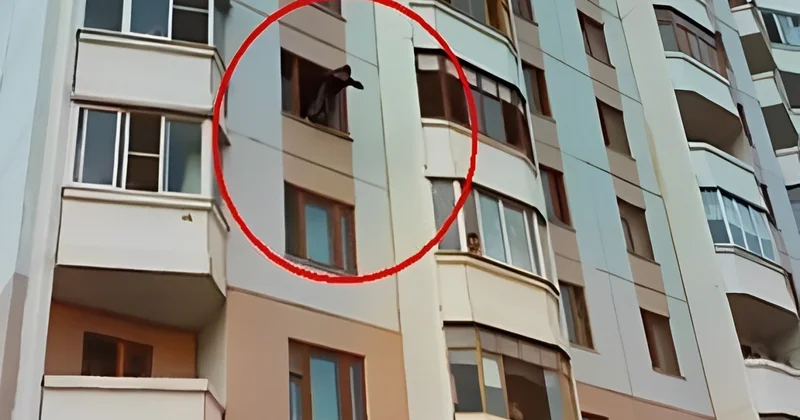 Dəhşətli hadisə: yeniyetmə eyvandan yıxılıb ÖLDÜ Anbaan VİDEO
