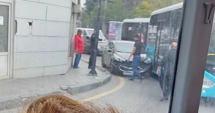 Dəhşətli qəzanın baş verdiyi ərazidə yenə toqquşma oldu; avtobusla maşın.. VİDEO