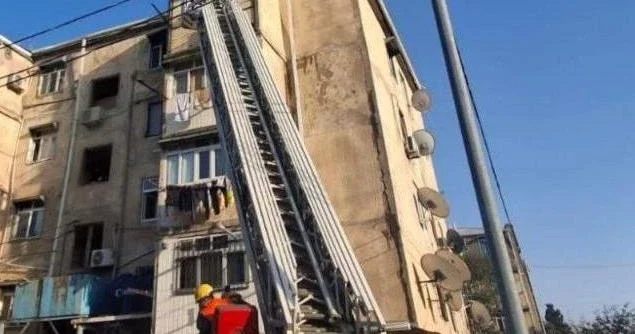 Крупный пожар охватил пятиэтажку в Гяндже