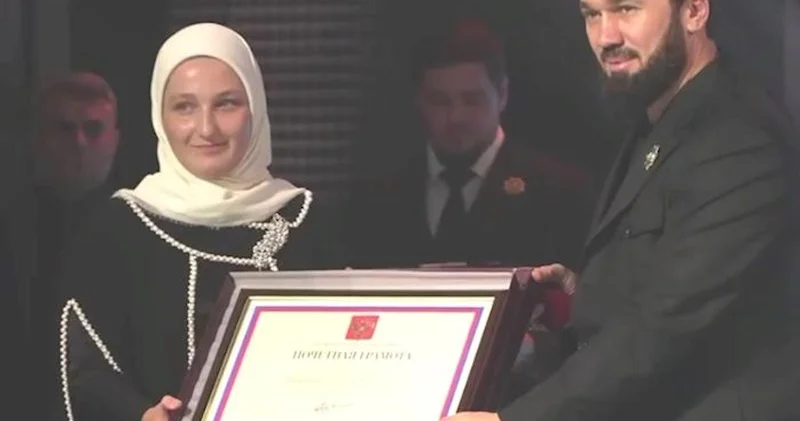 Kadırovun qızı Putinin fəxri fərmanını aldı