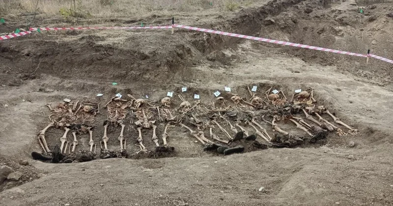 На высоте бывшей боевой позиции в Агдеринском районе обнаружено массовое захоронение Minval Politika