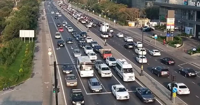 На одиннадцати дорогах Баку затруднено движение транспорта