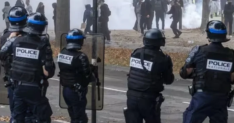 Fransada məktəblilərə qarşı polis zorakılığı ilə bağlı etirazlar səslənir