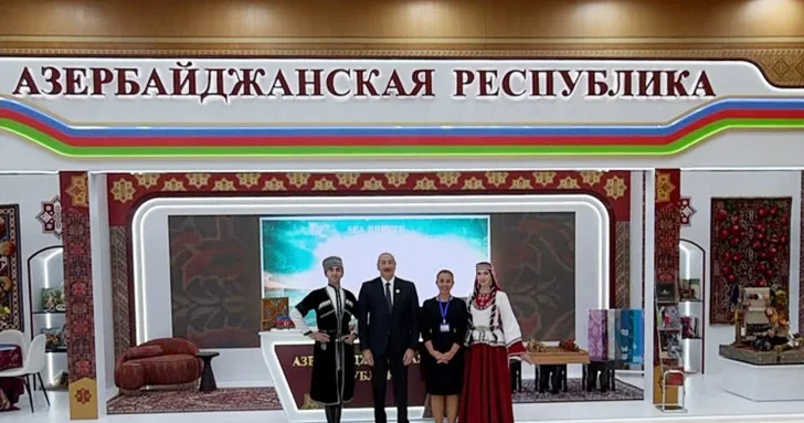 Президент Ильхам Алиев ознакомился в Туркменбаши с национальными стендами стран участниц СНГ