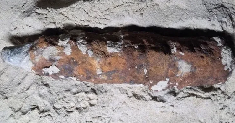 Kişi çimərlikdə İkinci Dünya müharibəsindən qalma bomba TAPDI