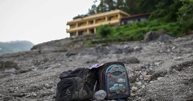 Nepalda məktəb avtobusu dərəyə yuvarlandı: Ölənlər və yaralananlar var