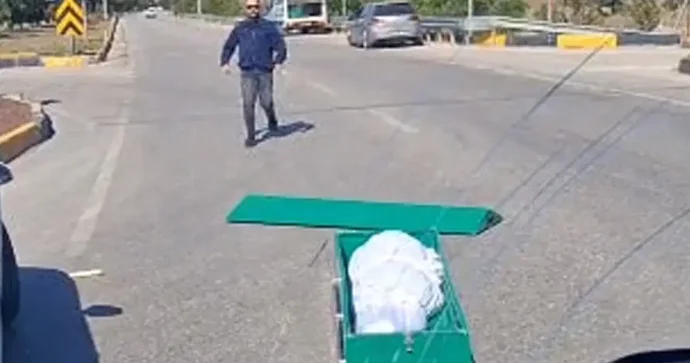 Hərəkətdə olan maşından tabut yola düşdü VİDEO