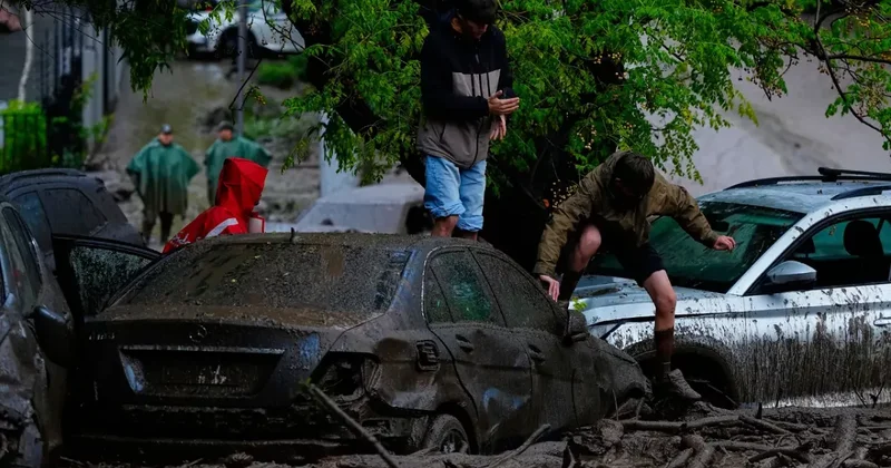 Стихия в Чили: автобус с людьми унесло наводнением ВИДЕО