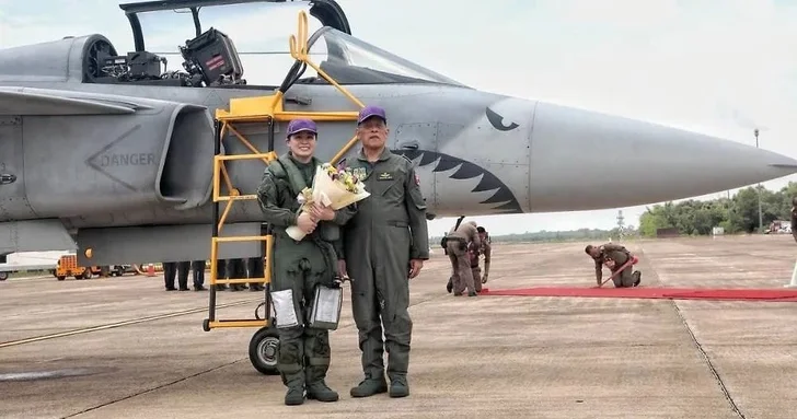 Королева Таиланда стала первой женщиной пилотом истребителя Gripen в стране