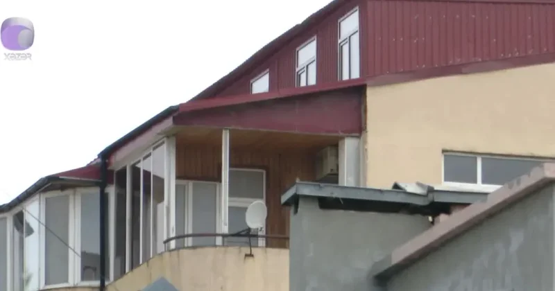 14 mərtəbəli iki binanın damında qəribə tikili (VİDEO)
