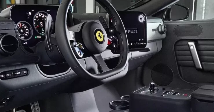 Ferrari ilk elektrikli avtomobilində fiziki düymələrə üstünlük verib