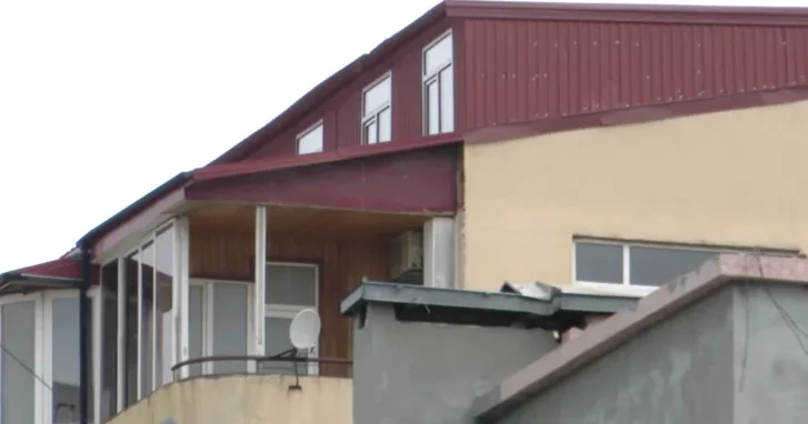 Загадочное сооружение на крыше двух 14 этажных зданий в Баку: что происходит