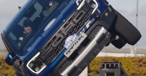 Британский каскадер установил необычный рекорд на Ford Ranger Raptor ВИДЕО