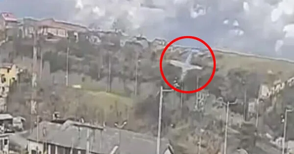В Эквадоре самолет упал на проезжую часть ВИДЕО