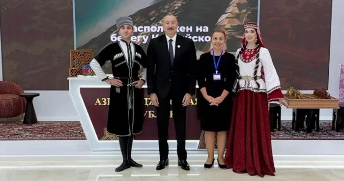 İlham Əliyev "Avaza" Kompleksində milli stendlərə baxdı
