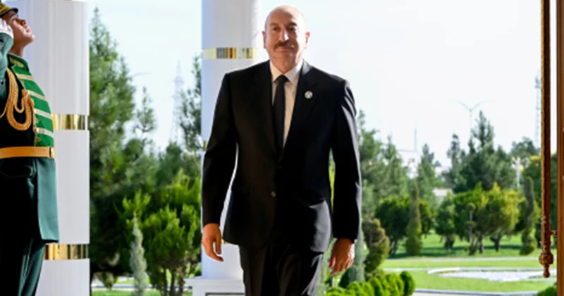 İlham Əliyev iclasda iştirak etmək üçün “Avaza” Kompleksinə getdi Fotolar