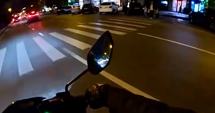 Motosikletçi azyaşlı uşaqları ilə yolu keçən qadına görün necə kömək etdi VİDEO