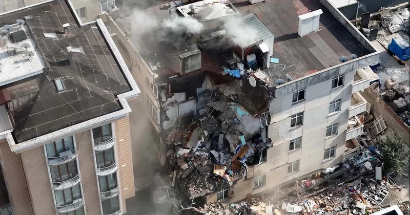 İstanbulda çökmüş bina ilə bağlı maraqlı fakt: Sütununda aşkarlanan balıqqulağı diqqət çəkdi Foto