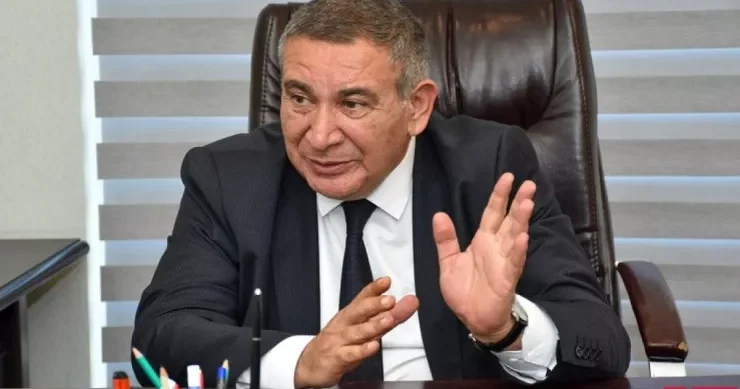 Vahid məktəbli forması ilə bağlı qərarın belə mütəşəkkil hay küylə qarşılanması şübhəlidir