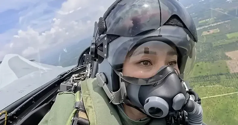 Kraliça tarix yazdı: Döyüş təyyarəsini təkbaşına idarə etdi, kraldan mənalı jest