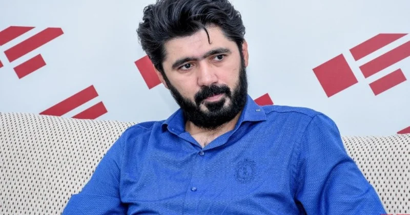 Başında hicab olan bir müəllim Axundovun dini fanatizmə qarşı mübarizəsini necə öyrədir? Kəramət Böyükçöl