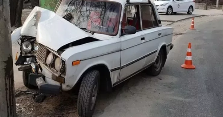 Zaqatalada Jiquli dirəyə çırpıldı, sürücü yaralandı
