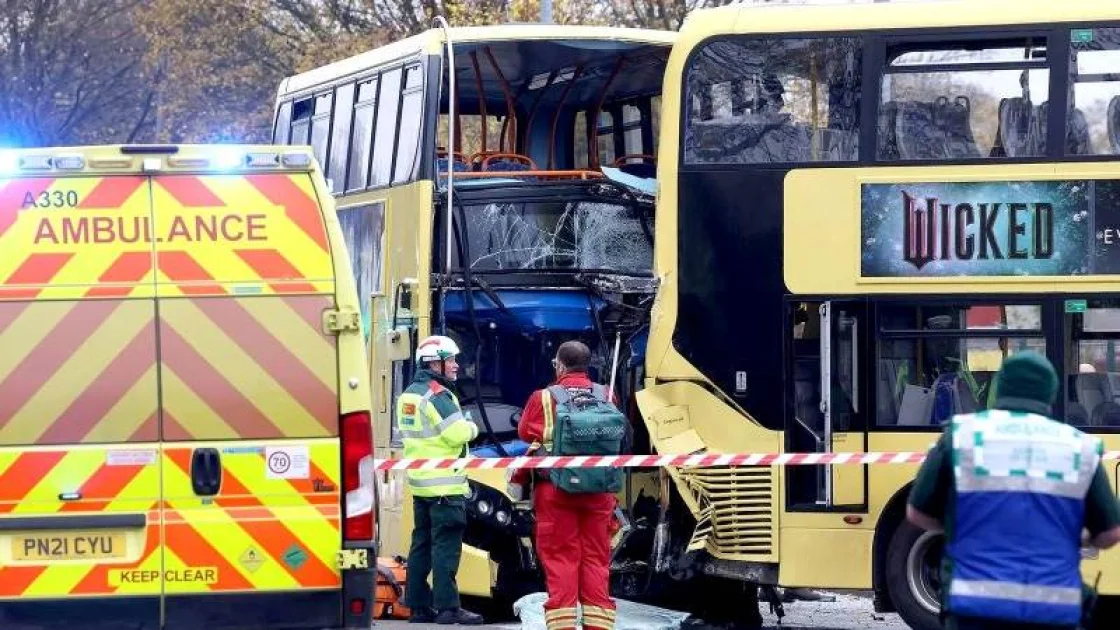 İkimərtəbəli avtobuslar toqquşdu: 17 nəfər yaralandı