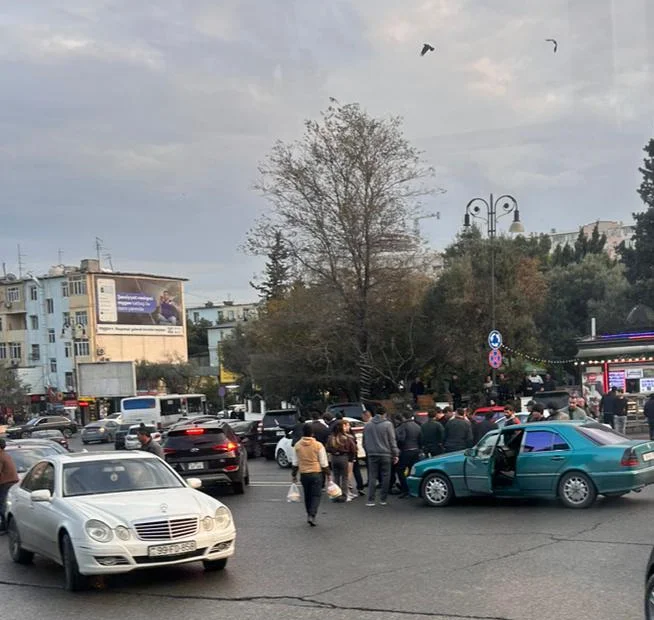 Bakıda qəza: avtomobil kuryeri vurdu FOTO