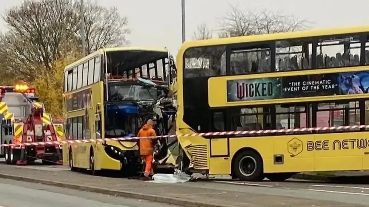 Britaniyada ikimərtəbəli avtobuslar toqquşdu: xeyli yaralı var