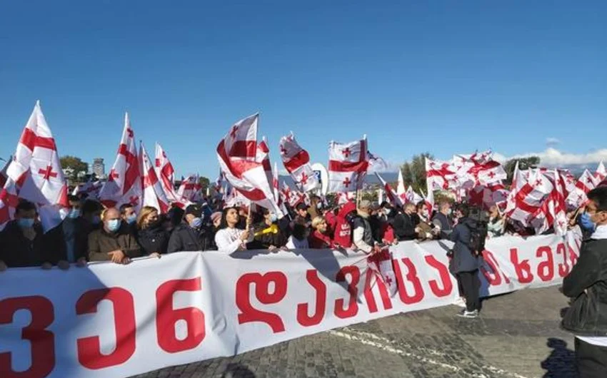 Gürcüstanın müxalifət partiyaları Tbilisidə yürüş keçirirlər