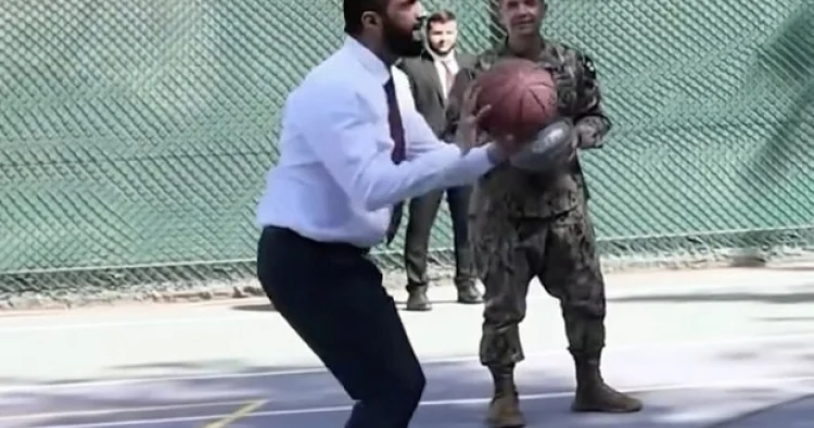 ABŞ generalı və admiralı Suriya Prezidenti ilə basketbol oynayıb